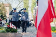 Salutujący policjanci