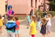 Dzieci na chodniku przed budynkiem