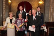 Pamiątkowe zdjęcie pary obchodzacej jubileusz Godów z władzami miasta (9)