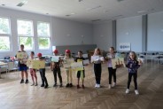 Zwycięzcy konkursu plastycznego prezentują swoje prace