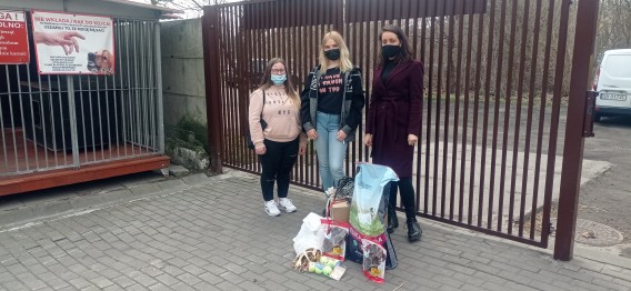 Uczestnicy akcji z darami dla zwierząt w schronisku