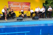 Na scenie amfiteatru orkiestra Siemion Band i moment wręczania kwiatów po koncercie