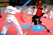Igor z Siemianowic w dynamicznej walce z zawodnikiem ze Świdnika wykonuje zamach pałką soft w…