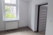 Nowa stolarka okienna w wyremontowanym lokalu mieszkalnym.