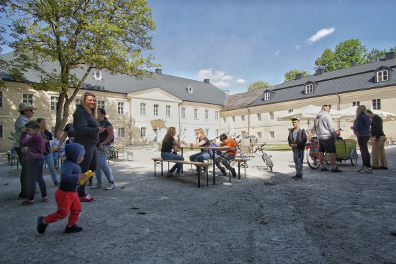 Dziedziniec Pałacu Donnersmarcków. Spacerują po nim ludzie.
