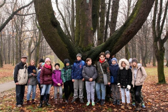 Młodzi przyrodnicy w czasie zajęć terenowych
