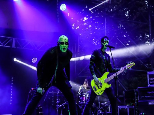 Na scenie amfiteatru dwaj muzycy zespołu Transgresja - wokalista i gitarzysta. Obaj mają twarze…