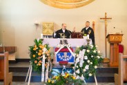 Dwaj kapłani odprawiający nabożeństwo