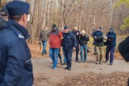 Policjanci prowadzą ujętych sprawców