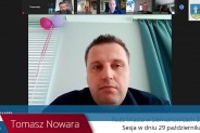 Zrzut ekranu z XXIII sesji Rady Miasta. Widoczny radny Tomasz Nowara.
