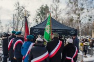 Zgromadzeni wokół grobu