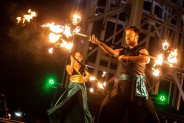 Artyści Teatru Nam-Tara podczas widowiska plenerowego przed Parkiem Tradycji.