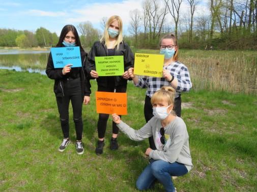 Dziewczyny z OHP na łące z kolorowymi plakatami