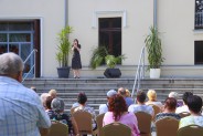 Wokalistka Martyna Czernik na tarasie SCK Zameczek oraz publiczność.