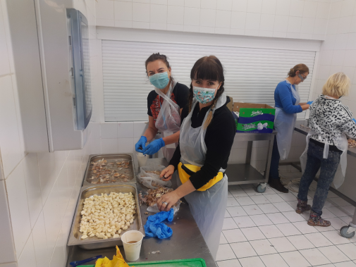 Dziewczyny w kuchni przygotowują świąteczne specjały