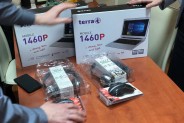 Dwa laptopy, słuchawki i myszki