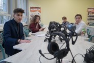 Uczniowie w sali języków obcych