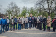 Pamiątkowe zdjęcie uczestników uroczystości z prezydentem Rafałem Piechem (w środku)