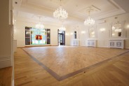 Odrestaurowana sala lustrzana.