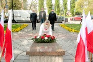 Kwiaty pod siemianowickim pomnikiem Nieznanego Żołnierza.