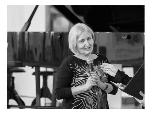 jolanta zdechlikiewicz na tle fortepianu zdjęcie czarno białe