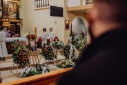 Urna z prochami Henryka Falkusa w kościele, obok wieńce żałobne, w tle ołtarz autor