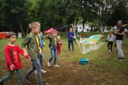 Dzieci robią olbrzymie bańki mydlane.