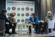 Prowadzący  spotkanie uczniowie, naprzeciwko posła i dyrektora szkoły