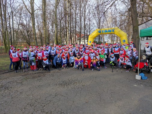 Uczestnicy Biegu Mikołajów i Mikołajek oraz Nordic Walking