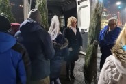 Siemianowiczanie odbierają choinki