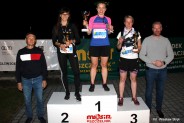 Zwycięzcy w kat. kobiet - XVII Ekologicznego Nocnego Biegu Godzinnego na podium