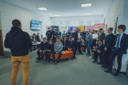 Uczestnicy "Napadu na Bank" słuchają wprowadzenia Piotra Kochanka, rzecznika siemianowickiego…