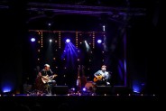 Scena SCK Bytków, dwóch muzyków grających na gitarach