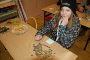 Podliczanie zebranych pieniędzy podczas 24 Finału WOŚP w Szkole Podstawowej nr 13 w…