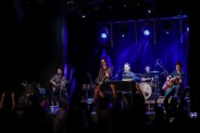 Na scenie SCK- Bytków zespół Sztywny Pal Azji. Szcześcioro muzyków gra koncert. Przed sceną stoją…