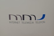 Plansza z logotypem MMJ.