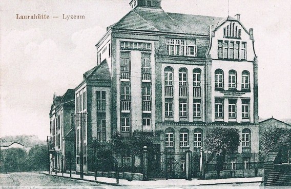 Czarno-białe archiwalne zdjęcie budynku I LO Ogólnokształcącego im. Jana Śniadeckiego w…