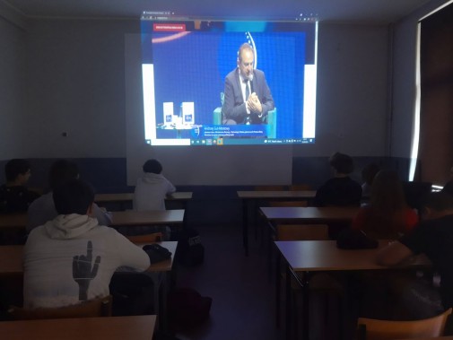 Uczestniczący w kongresie online uczniowie z Cogito