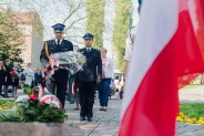 Strażacy podczas składania kwiatów