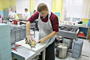 Przygotowania do Wigilii dla samotnych w siemianowickim Zespole Szkół Ponadgimnazjalnych Cogito