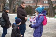 Uczniowie i absolwenci Szkoły Podstawowej nr 13 zbierają datki podczas 24 Finału WOŚP