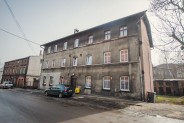 Kamienica przy ulicy Fabrycznej 1 przed remontem.