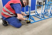 Uczeń w szkolnej pracowni mechanicznej