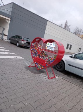 Pojemnik na nakrętki - akcja charytatywna w Siemianowicach Śląskich.