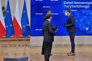 Rafał Piech, Mateusz Morawiecki, Mariusz Kamiński stojący w sali na parkiecie