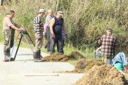 przez cały rok wędkarze dbają o czystość stawów