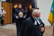 Kondukt na czele z pastorem wyrusza z kaplicy