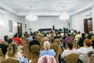 Publiczność podczas występu stojącej na scenie Zuzanny Krupy.