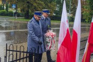 Delegacja Komendy Miejskiej Policji składa wieniec przed przed Pomnikiem Obrońców Kopalni "Michał"