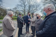 Prezydent Rafał Piech (w głębi) rozmawia z uczestnikami uroczystości